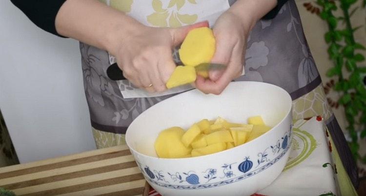 Tagliare le patate a fette e metterle nel brodo.