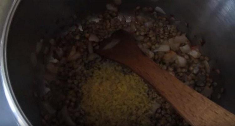 Magdagdag ng bulgur sa kawali.