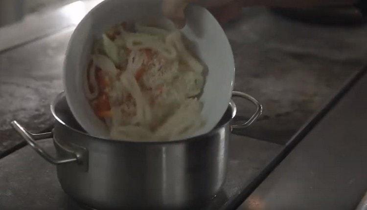 In una casseruola, fai bollire l'acqua e mettici dentro tutti i prodotti preparati.