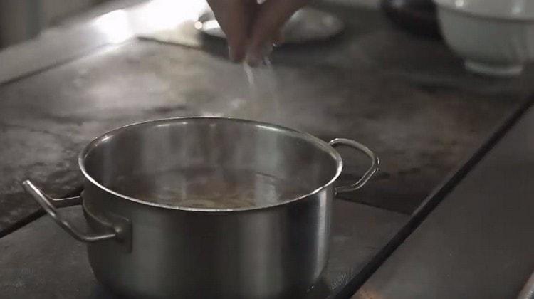 Salare a piacere e cuocere la zuppa per 15 minuti.