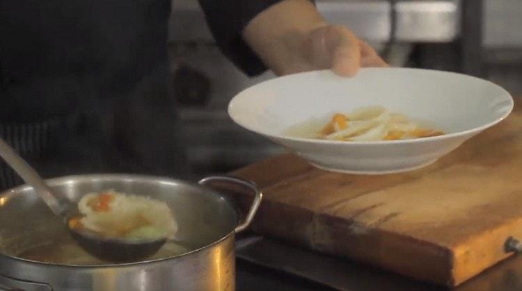 Distribuiamo la zuppa di calamaro sui piatti.