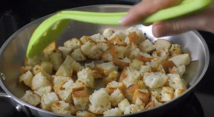 friggere il pane aggiungendo olio vegetale.