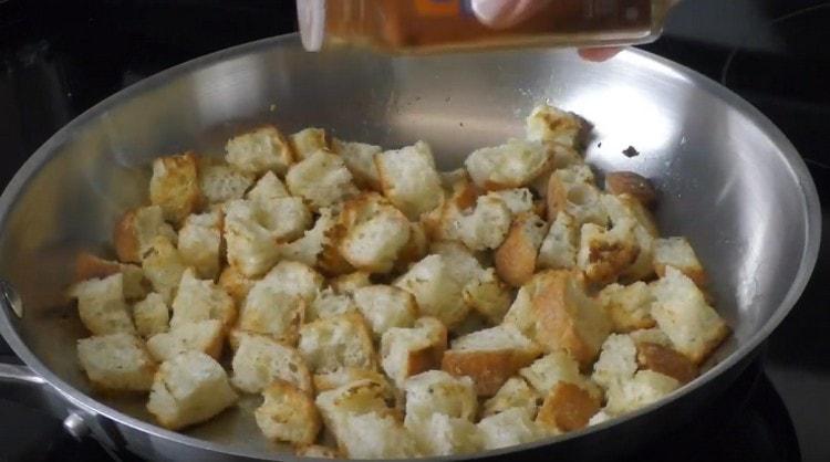 Cospargi i cracker finiti con la paprika.