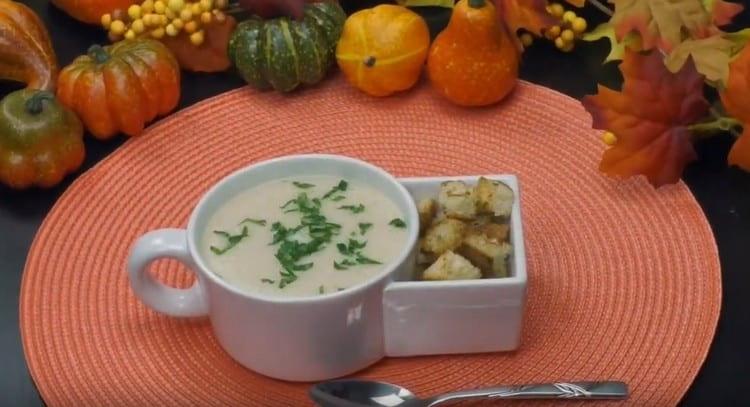 Zuppa appetitosa di purea di sedano servita con cracker.