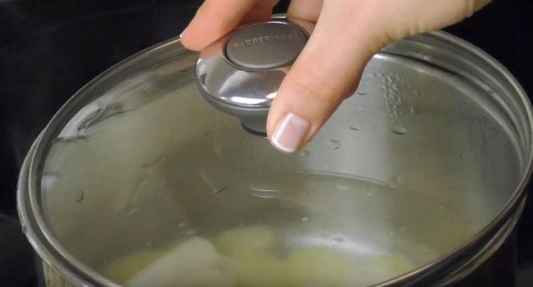 Metti le patate in acqua bollente e cuoci.