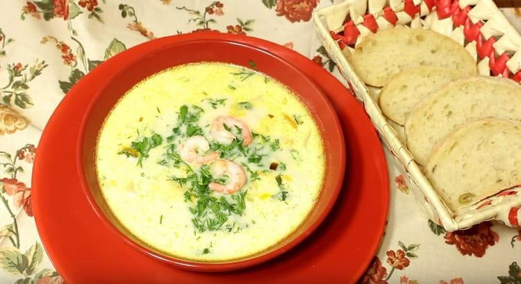 La zuppa appetitosa di gamberi è pronta.