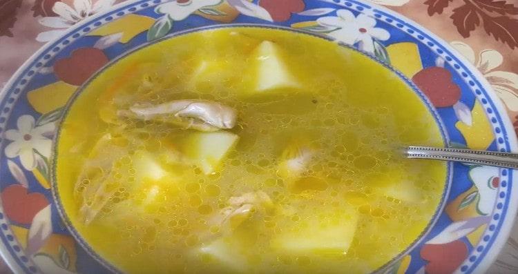 È pronta la fragrante zuppa di pollo con orzo.