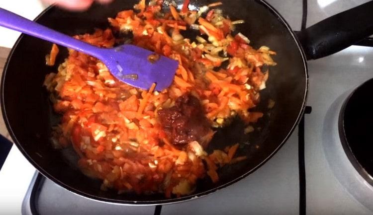 Quindi, aggiungi la passata di pomodoro alla tostatura.