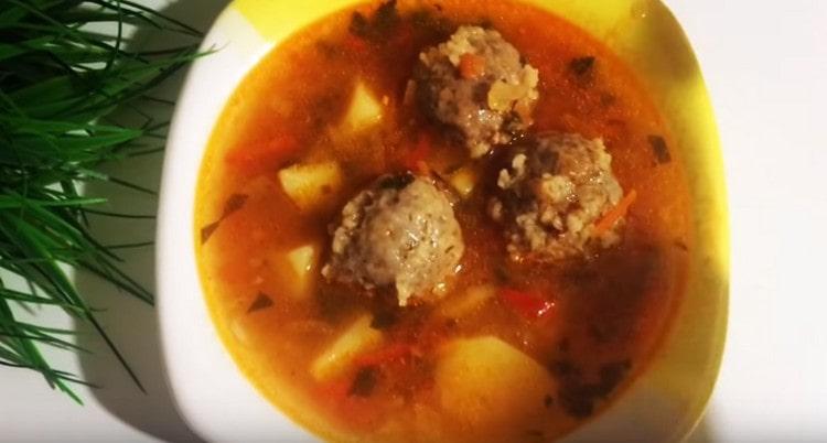 Cucinare la zuppa di polpette usando questa ricetta è davvero facile.