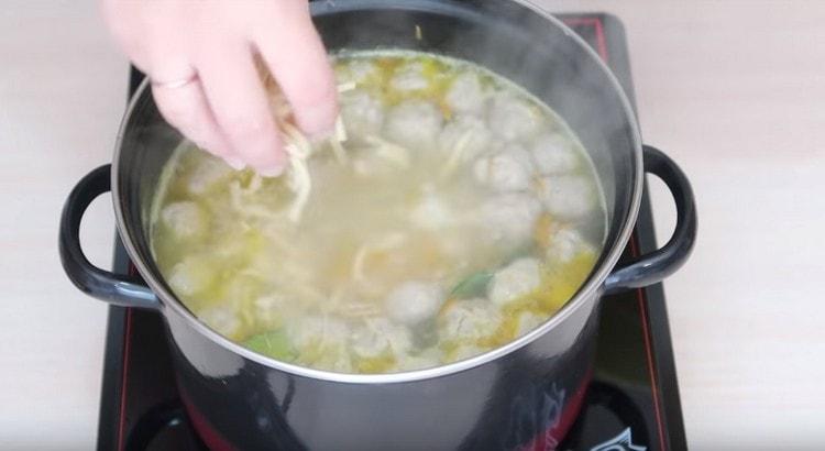 Quasi alla fine aggiungiamo i noodles alla zuppa.