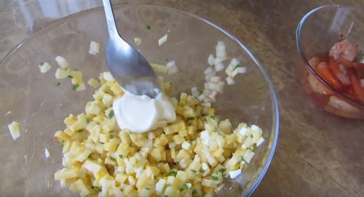 riempiamo il ripieno di tortini con maionese.