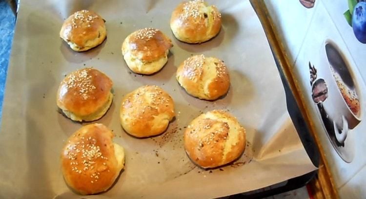 Nel forno, i panini di cagliata si alzavano perfettamente.