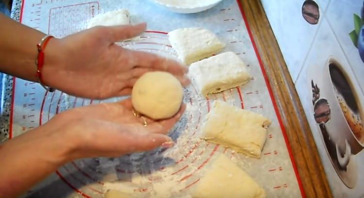 Rotoliamo ogni pezzo di pasta in una palla.