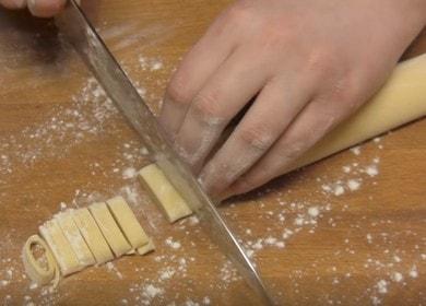 Prepariamo l'impasto giusto per le tagliatelle fatte in casa secondo una ricetta passo dopo passo con una foto.