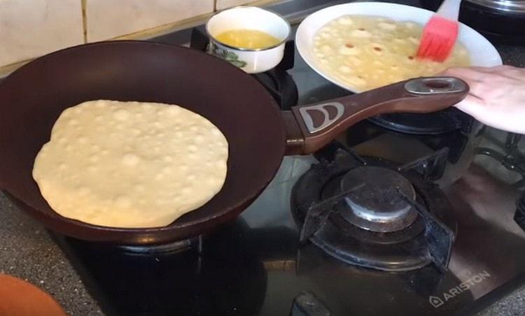 La tortilla fritta dovrebbe essere unta con burro fuso.