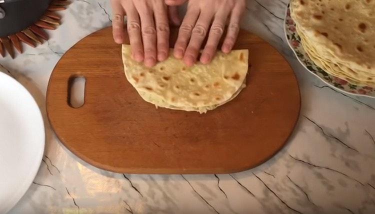 Riempiamo le torte finite con il ripieno di patate e le pieghiamo a metà.