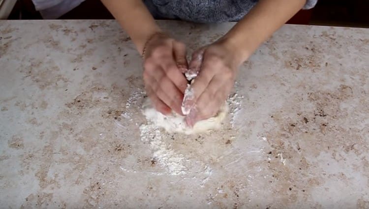 Quindi, impastare la pasta sulla superficie di lavoro.