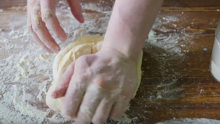 Quindi impastare con cura l'impasto sul tavolo.