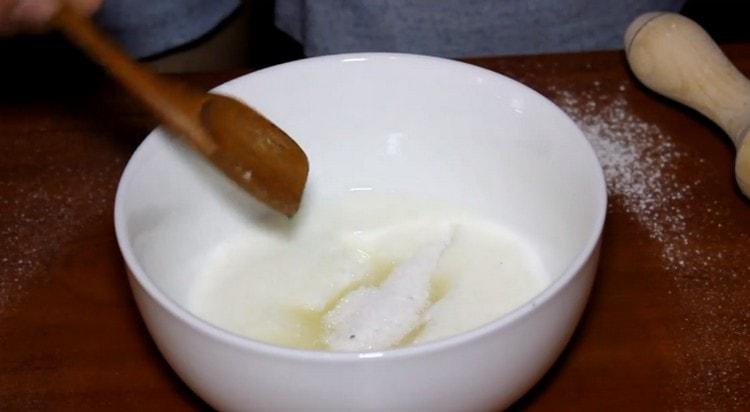 Aggiungi zucchero, sale e olio d'oliva al kefir.