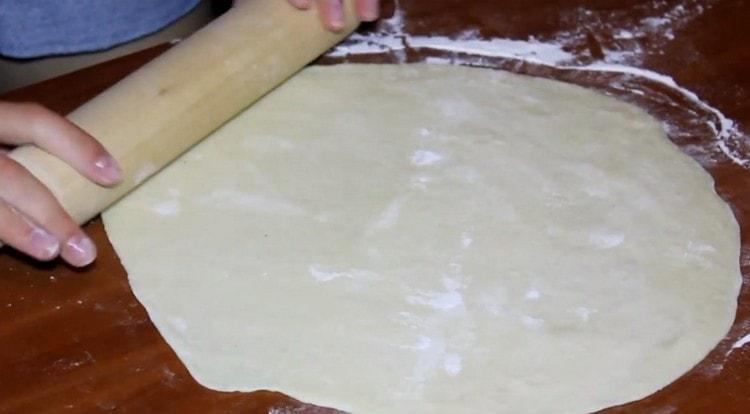 Stendiamo l'impasto e possiamo cucinare la pizza.