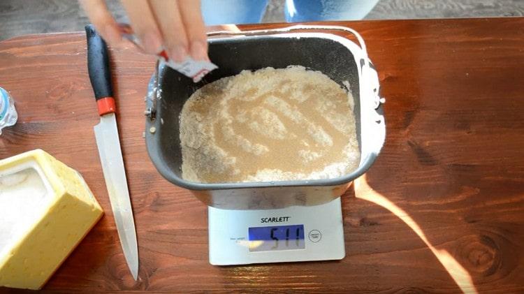 Versa il lievito ad alta velocità sulla farina e attiva il programma appropriato sulla macchina per il pane.