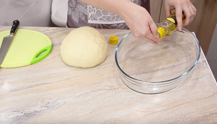 Impastando la pasta, ungere l'olio vegetale in una forma capiente.