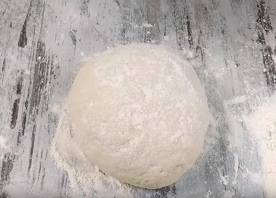 Prepariamo un impasto di lievito delicato per la pizza nel latte secondo una ricetta passo-passo con una foto.