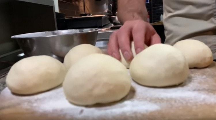 Distribuiamo i pezzi di pasta su un tagliere impolverato.