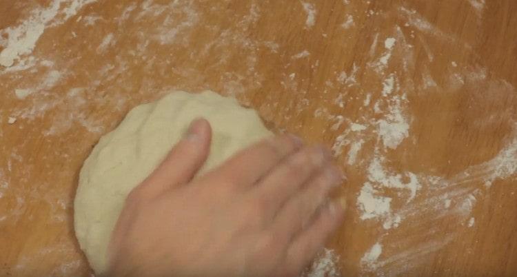 Knead ang malambot na kuwarta.