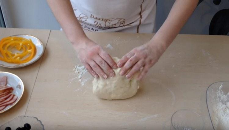 Successivamente, l'impasto dovrebbe essere arrotolato in olio vegetale.