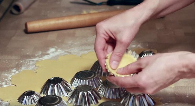 Spremi i pezzi di pasta dall'impasto e distribuisci l'impasto nel cestino con le dita.