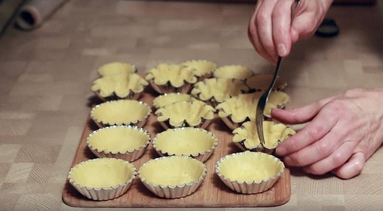 Il fondo del tortino deve essere punguto con una forchetta.