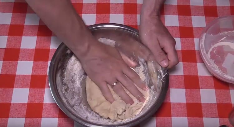 Impastare la pasta morbida e non appiccicosa.