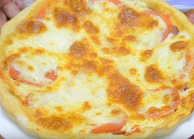 Prepariamo un impasto per pizza di successo sull'acqua senza lievito secondo una ricetta passo-passo con una foto.