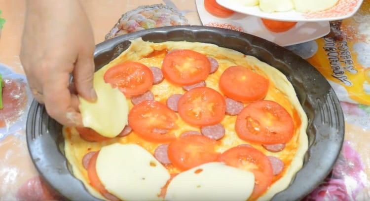 Fette di mozzarella in cima a pomodori.