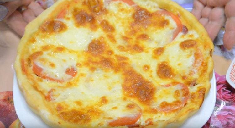 Come puoi vedere, un tale impasto sull'acqua per pizza senza lievito non è peggio dell'opzione di lievito.