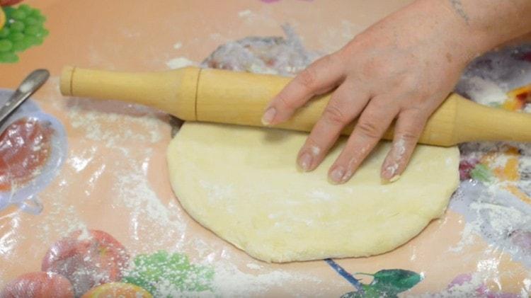 Stendere la pasta con il mattarello.