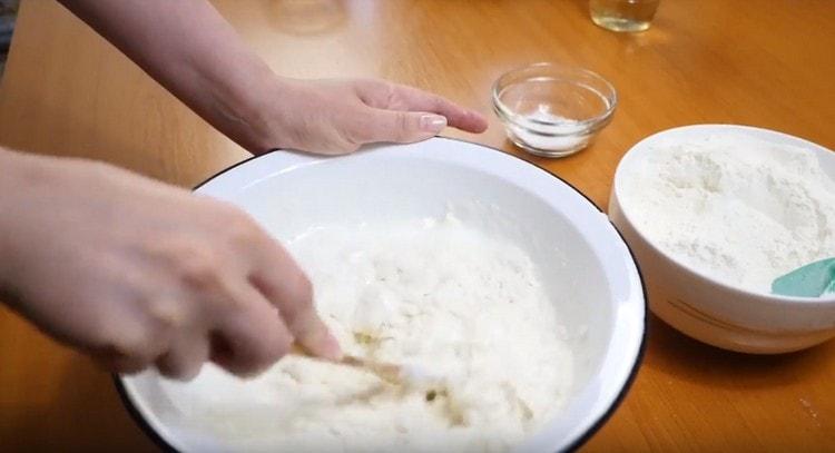 Introdurre gradualmente la farina agli ingredienti liquidi.