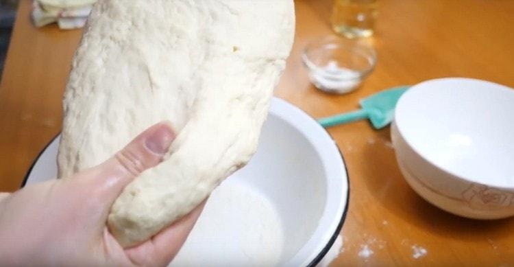 L'impasto di Kefir senza lievito viene preparato rapidamente, puoi iniziare a lavorarci quasi immediatamente.