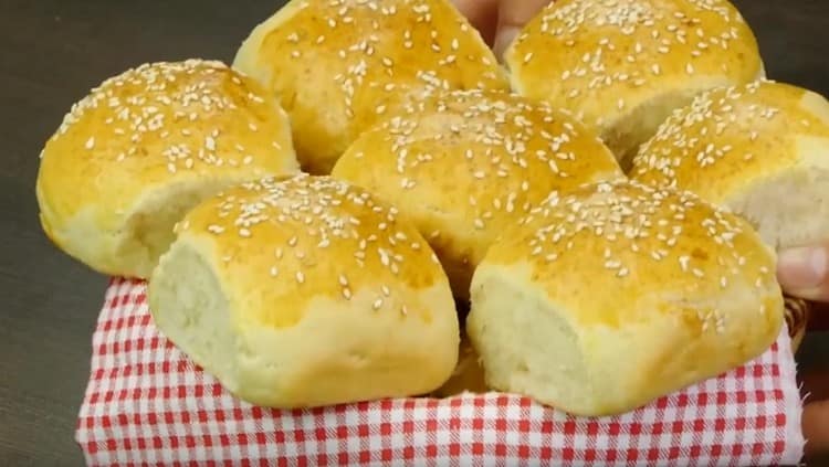 Panini appetitosi possono essere preparati dall'impasto su acqua minerale.