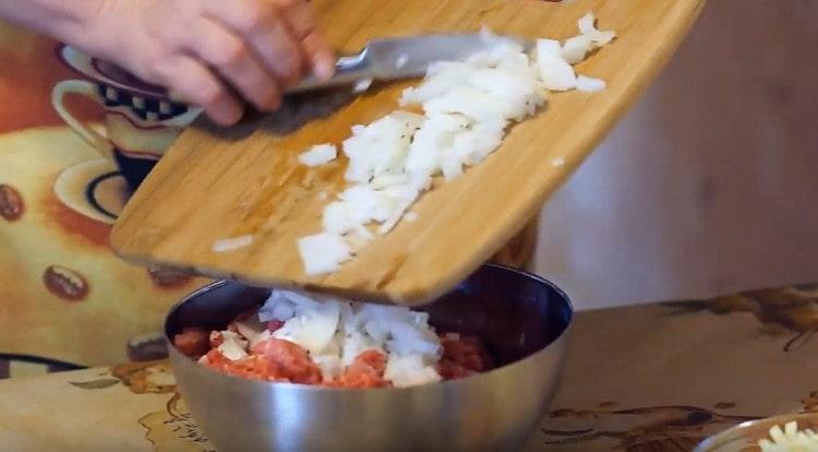 Macina la cipolla e aggiungila alla carne macinata.