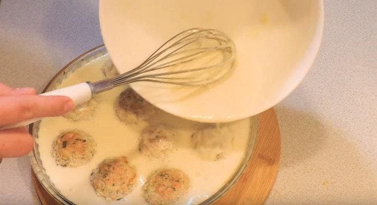 Versare le polpette con la salsa finita e rimetterle in forno.