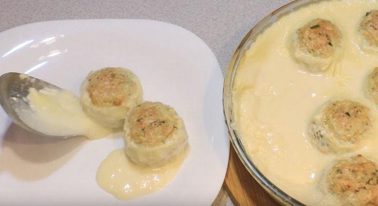 Tali polpette, cotte al forno con sugo, completano meravigliosamente qualsiasi contorno.