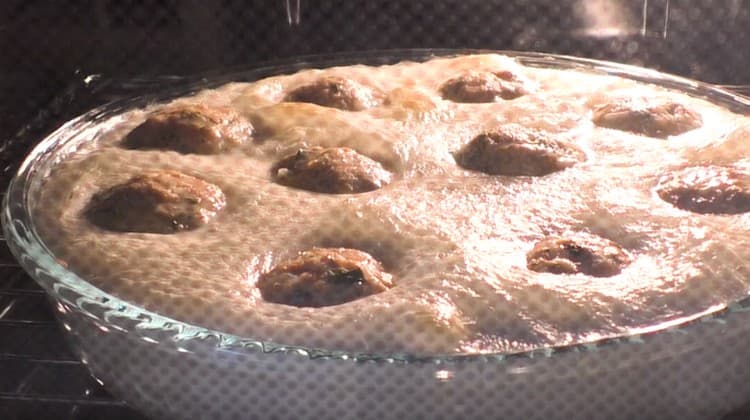 Quando il latte aumenta con la schiuma quando si cuociono le polpette, abbassare la temperatura.