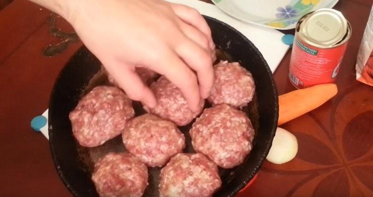 Bumubuo kami ng mga meatball mula sa tinadtad na karne at inilalagay ito sa isang baking dish.