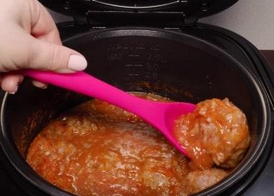 Cuciniamo deliziose polpette in una pentola a cottura lenta secondo una ricetta passo-passo con una foto.