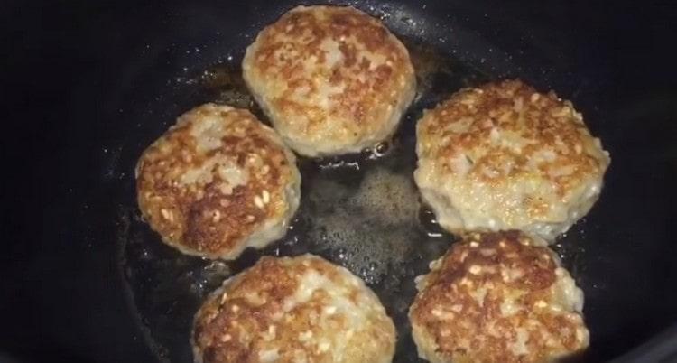 Friggere le polpette in una pentola a cottura lenta in modalità di cottura.