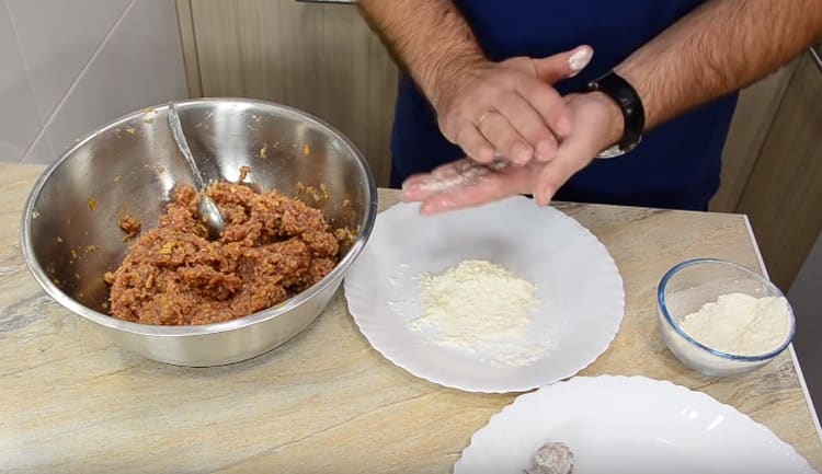 Formiamo piccole polpette rotonde e le arrotoliamo nella farina.