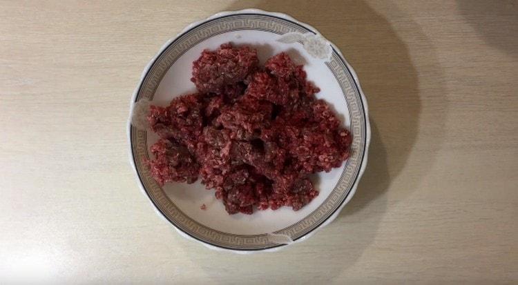 Metti la carne macinata in una ciotola.