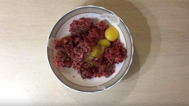 Abbiamo sbattuto due uova nella carne macinata.